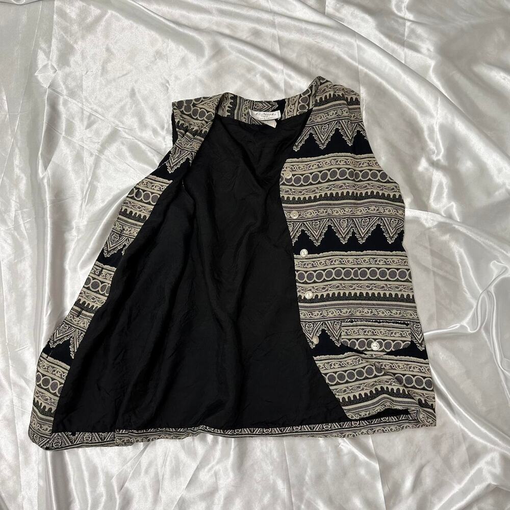 Vintage black and cream pattern